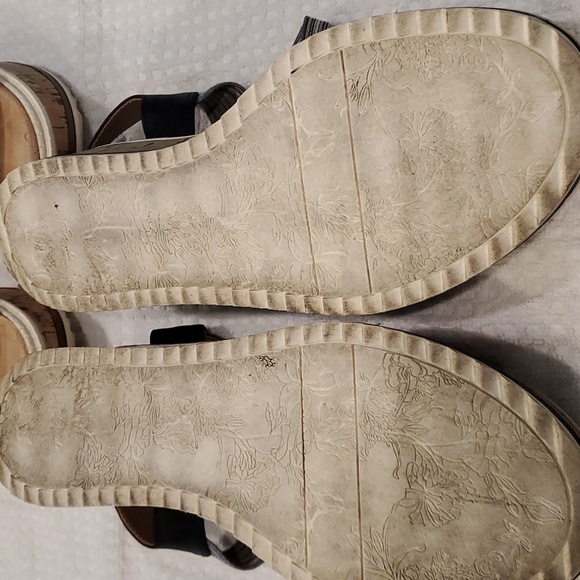 Shoes - Picture 3 of 6